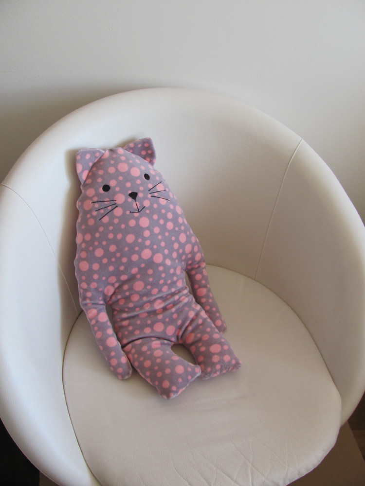 Polštář ve tvaru zvířátek kočka s puntíky růžová